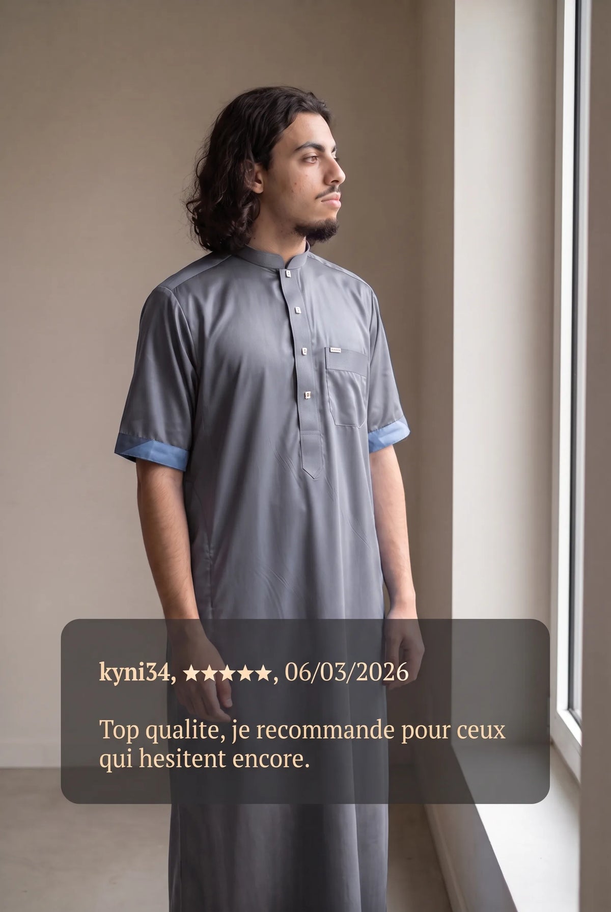 Qamis saoudien satiné Musa gris porté en intérieur, et avis client cinq étoiles