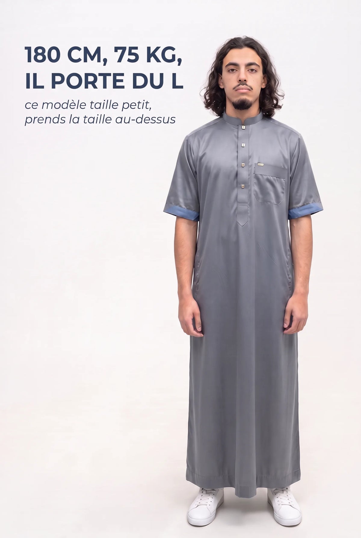 Repère de taille du qamis Musa gris, mannequin de 180 cm et 75 kg en taille L