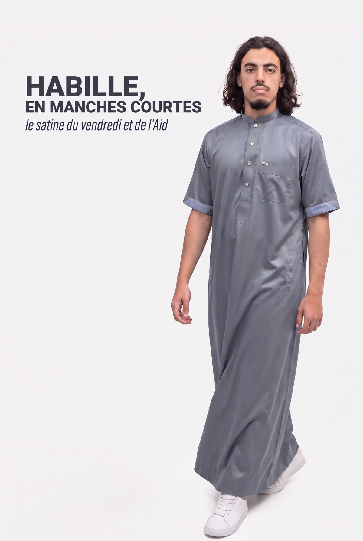 Homme en marche portant le qamis saoudien satiné Musa gris, le satiné en manches courtes