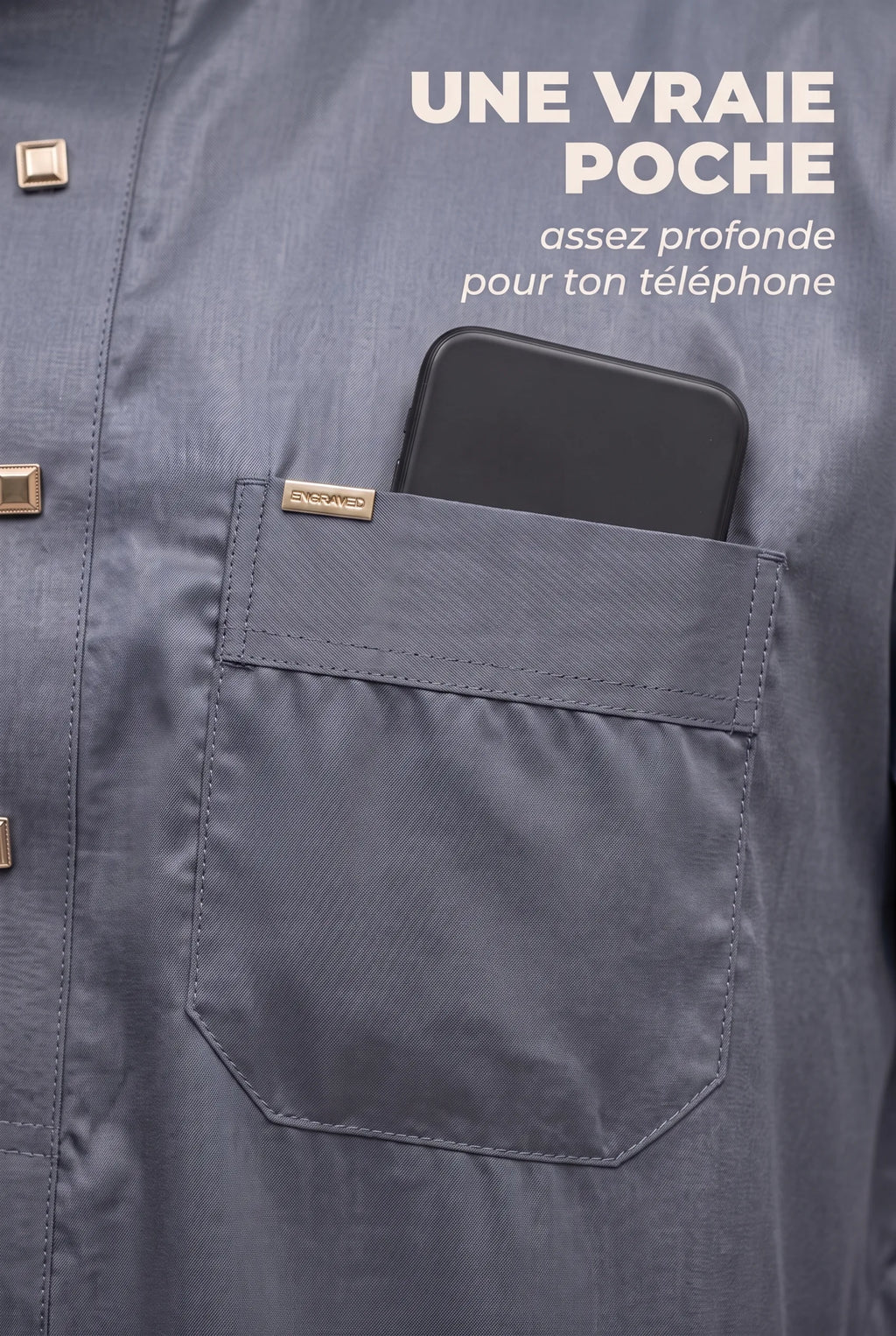 Poche poitrine du qamis Musa gris avec un téléphone glissé dedans