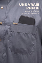 Poche poitrine du qamis Musa gris avec un téléphone glissé dedans