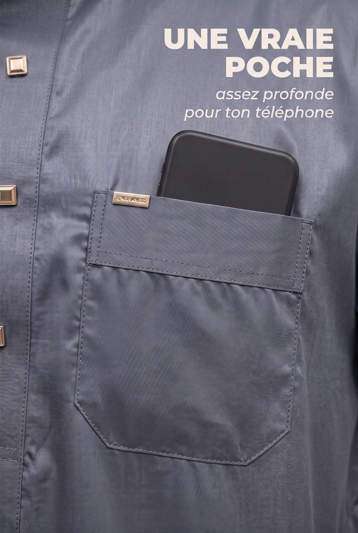 Poche poitrine du qamis Musa gris avec un téléphone glissé dedans