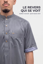 Revers de manche du qamis Musa gris, doublure contrastée et boutons dorés