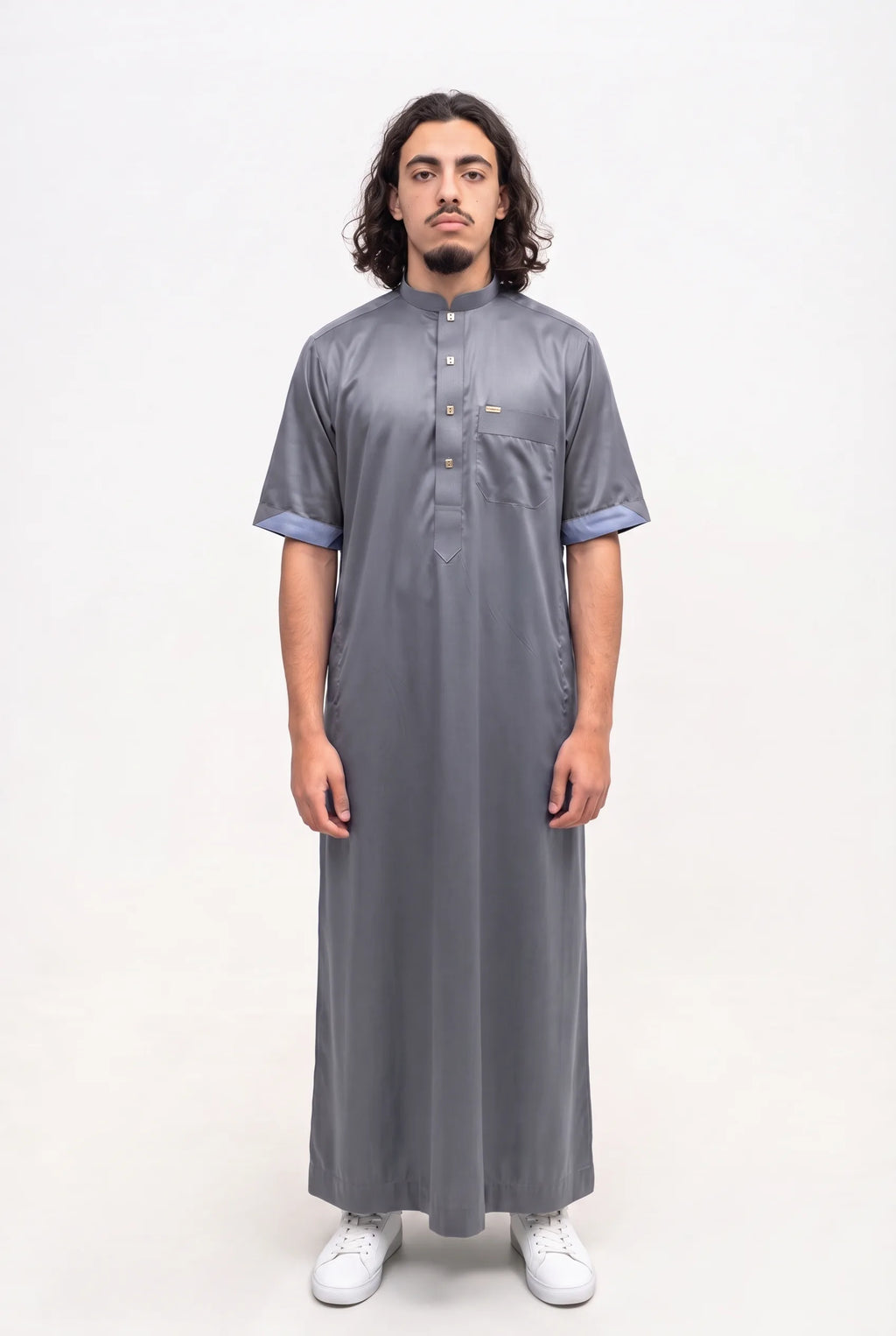 Qamis saoudien satiné Musa gris porté, col mao et manches courtes, sur fond blanc