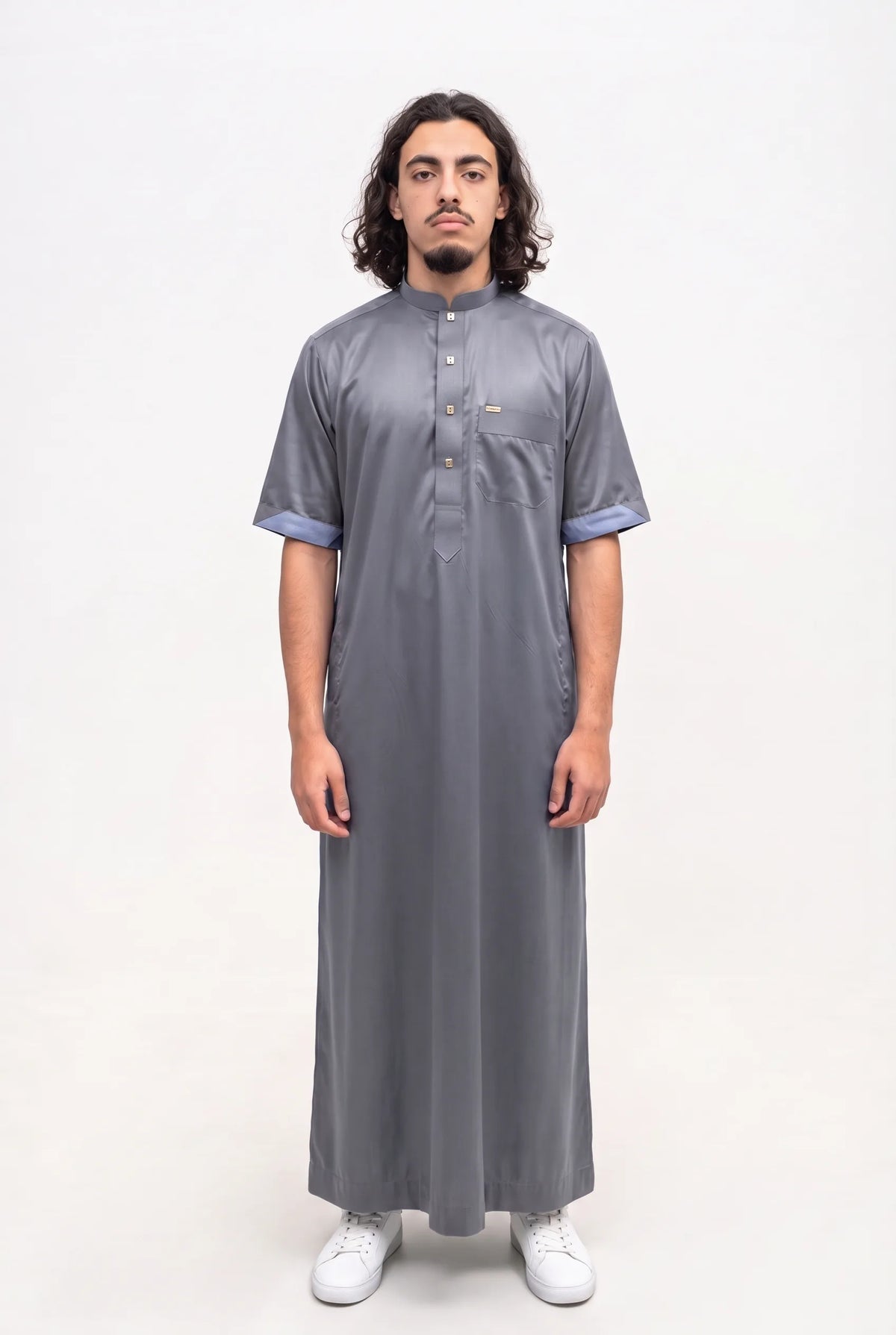 Qamis saoudien satiné Musa gris porté, col mao et manches courtes, sur fond blanc