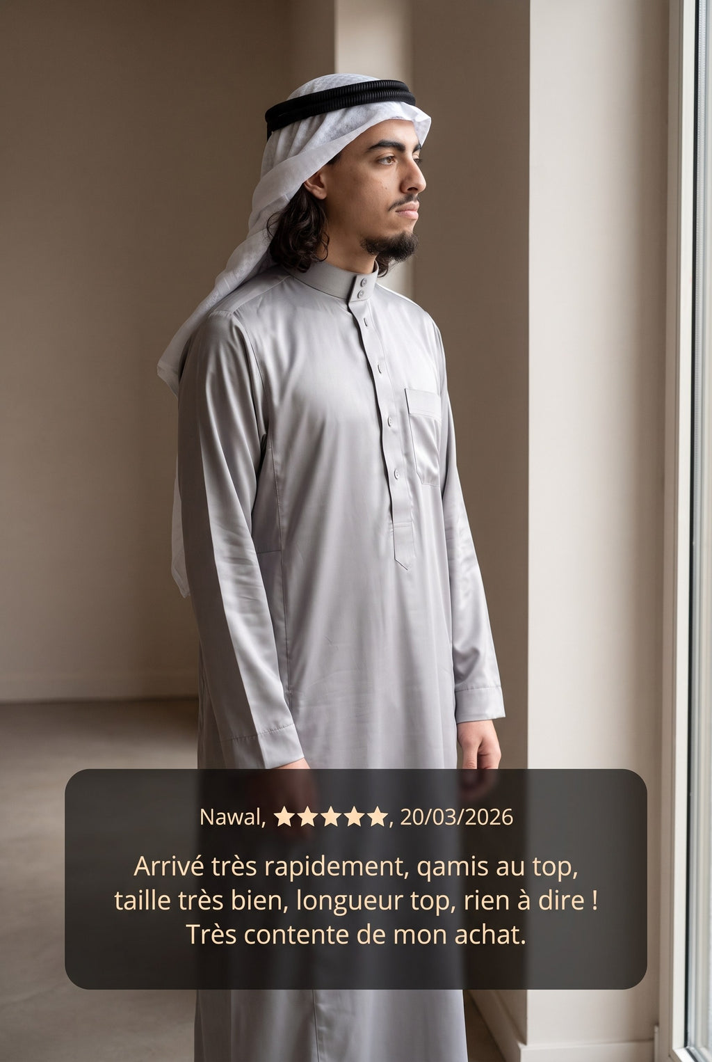 Qamis saoudien satiné Omar gris porté avec un keffieh, et avis client cinq étoiles