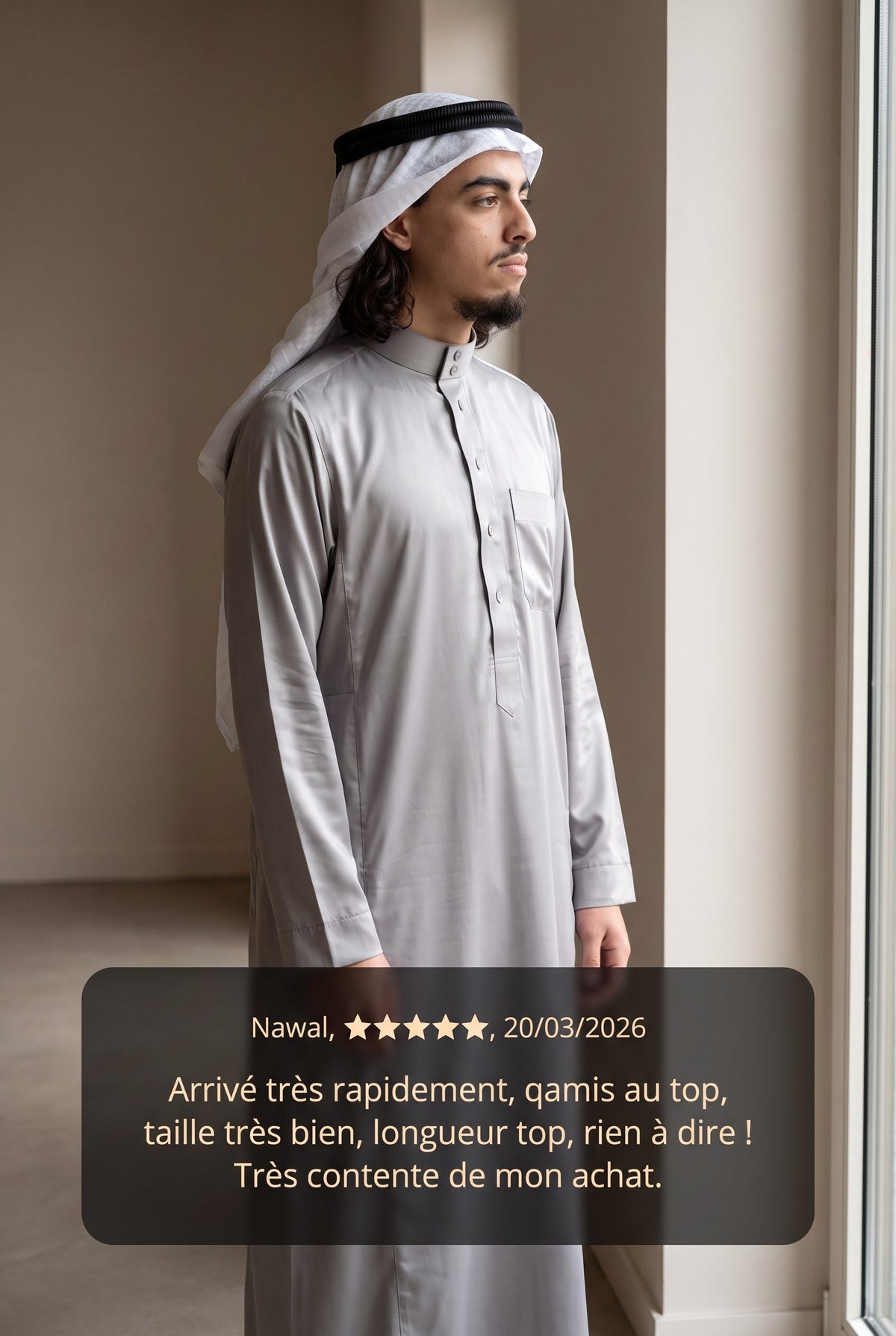 Qamis saoudien satiné Omar gris porté avec un keffieh, et avis client cinq étoiles