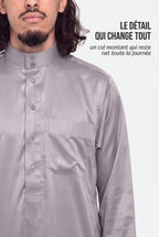 Détail du col mao montant du qamis saoudien satiné Omar gris et de sa patte de boutonnage