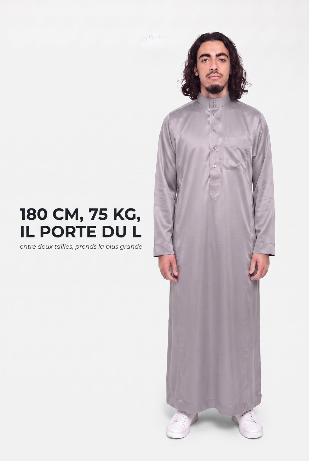 Repère de taille du qamis Omar gris, mannequin de 180 cm et 75 kg en taille L