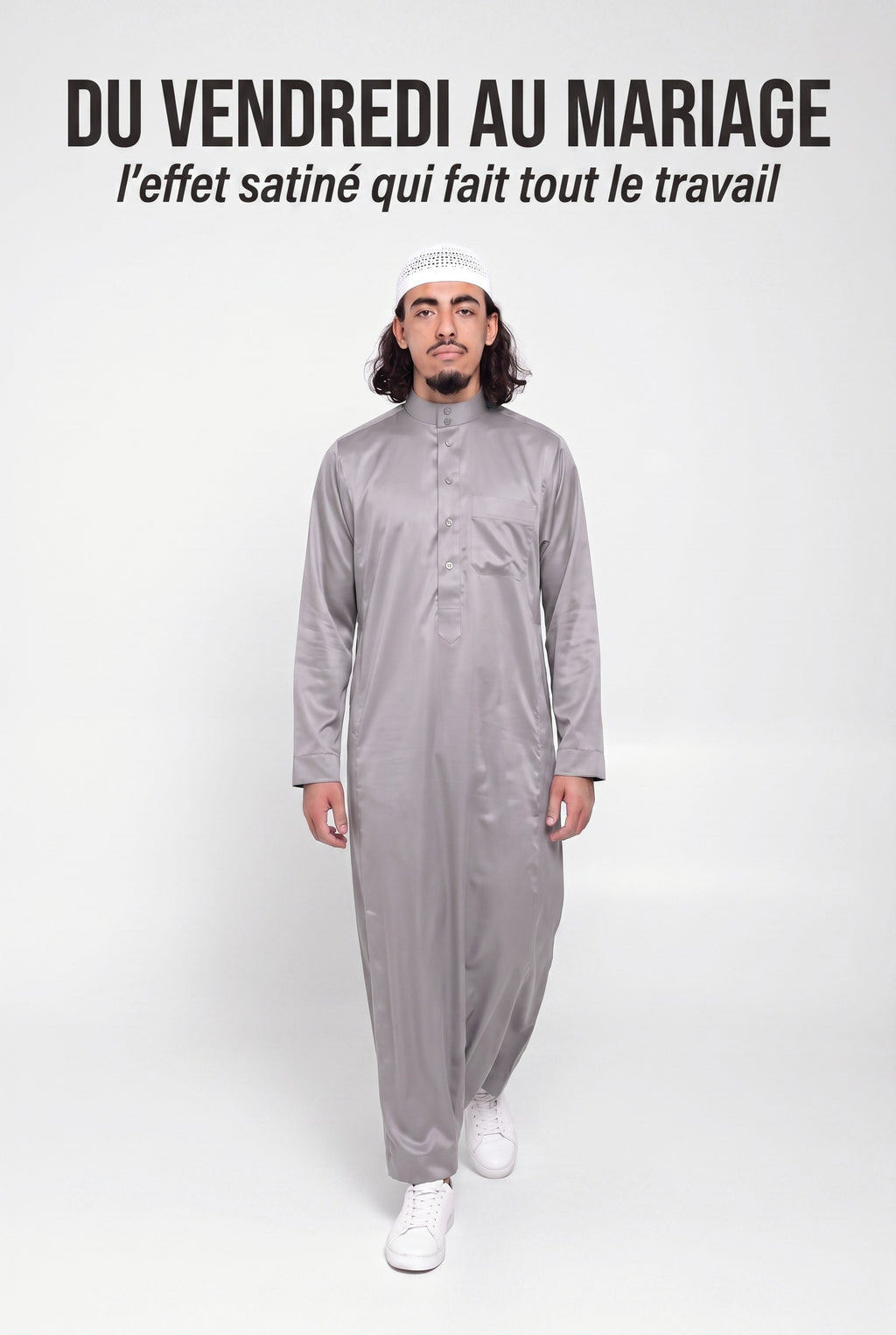 Homme en marche portant le qamis saoudien satiné Omar gris, du vendredi au mariage