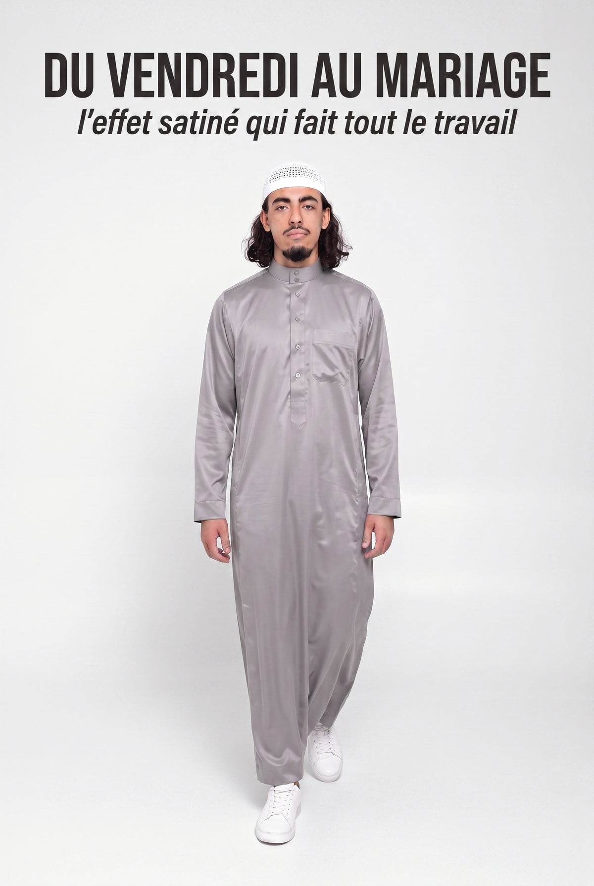 Homme en marche portant le qamis saoudien satiné Omar gris, du vendredi au mariage