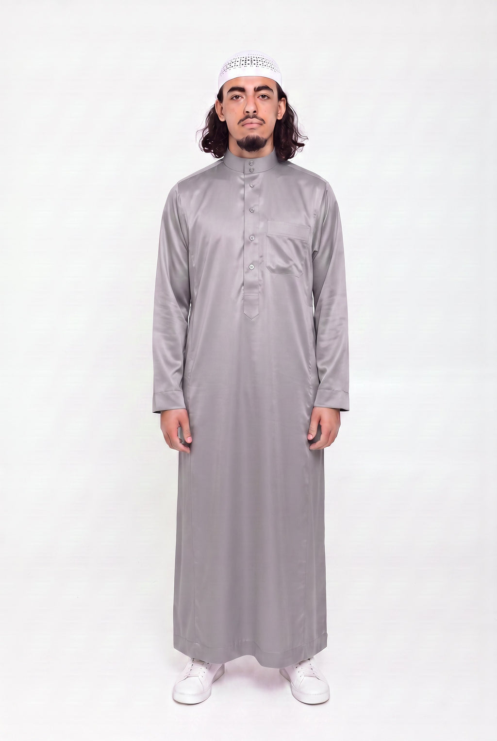 Qamis saoudien satiné Omar gris porté, col mao et poche poitrine, sur fond blanc