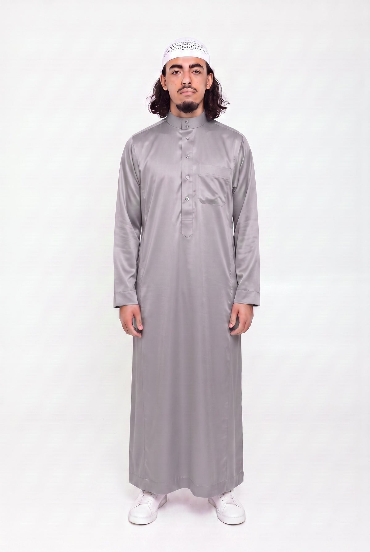 Qamis saoudien satiné Omar gris porté, col mao et poche poitrine, sur fond blanc