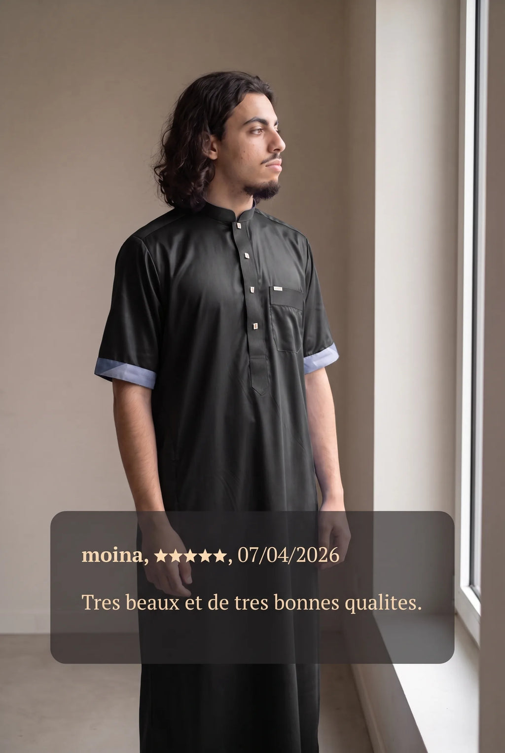 Qamis saoudien satiné Musa noir porté en intérieur, et avis client cinq étoiles
