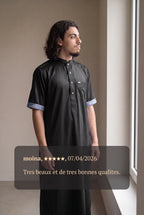 Qamis saoudien satiné Musa noir porté en intérieur, et avis client cinq étoiles