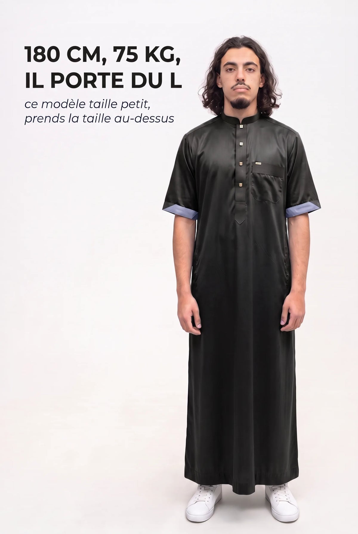 Repère de taille du qamis Musa noir, mannequin de 180 cm et 75 kg en taille L