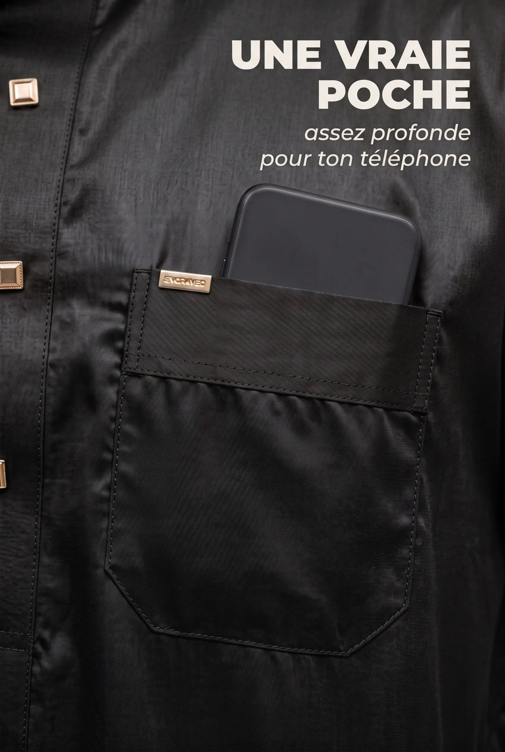 Poche poitrine du qamis Musa noir avec un téléphone glissé dedans