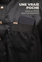 Poche poitrine du qamis Musa noir avec un téléphone glissé dedans