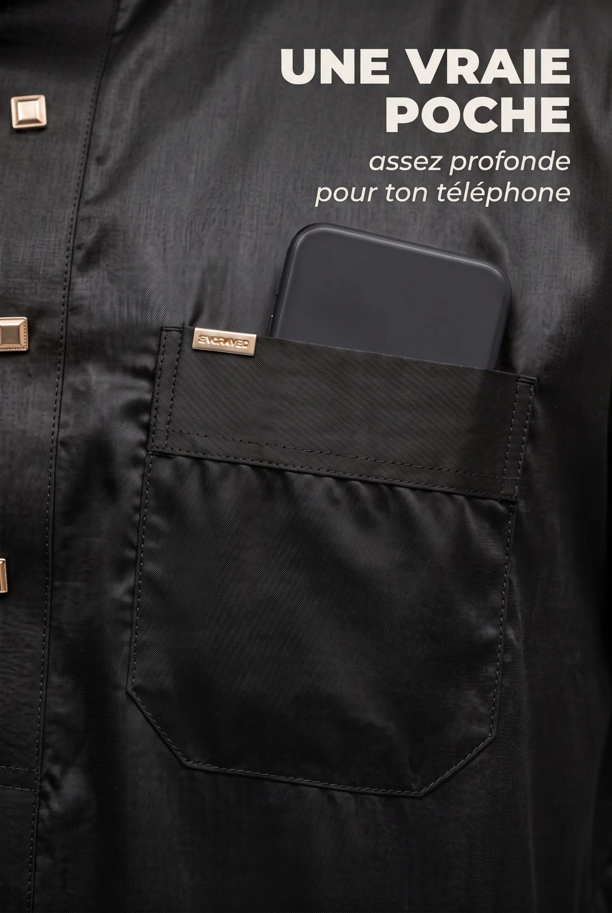 Poche poitrine du qamis Musa noir avec un téléphone glissé dedans