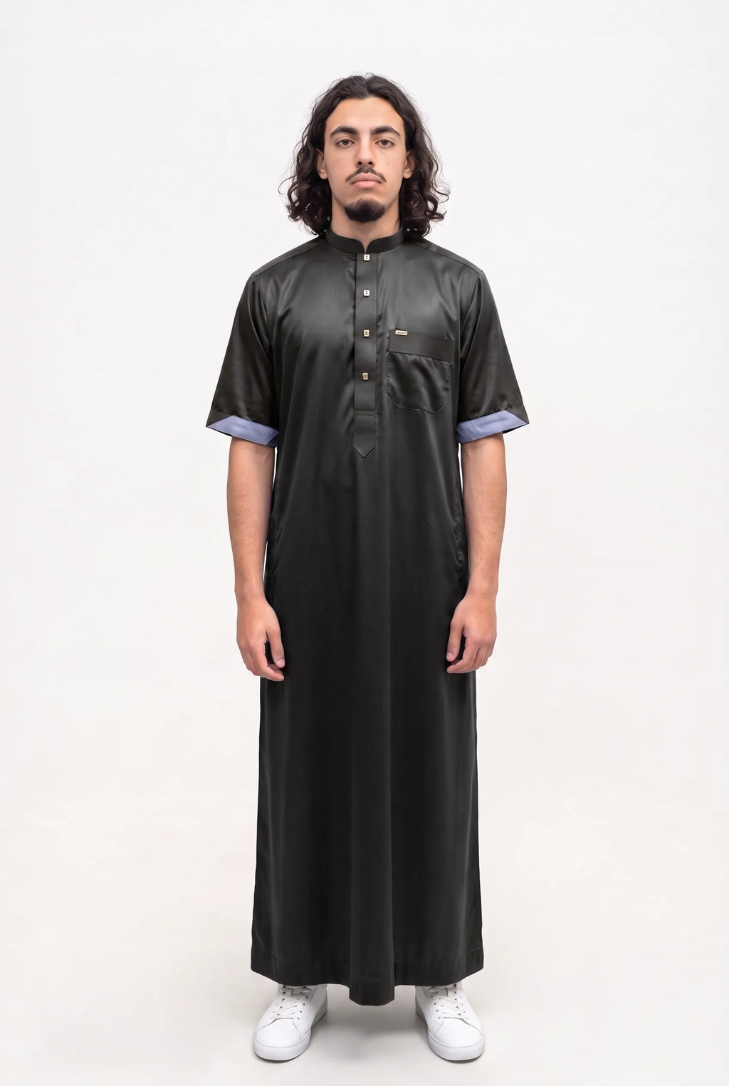 Qamis saoudien satiné Musa noir porté, col mao et manches courtes, sur fond blanc