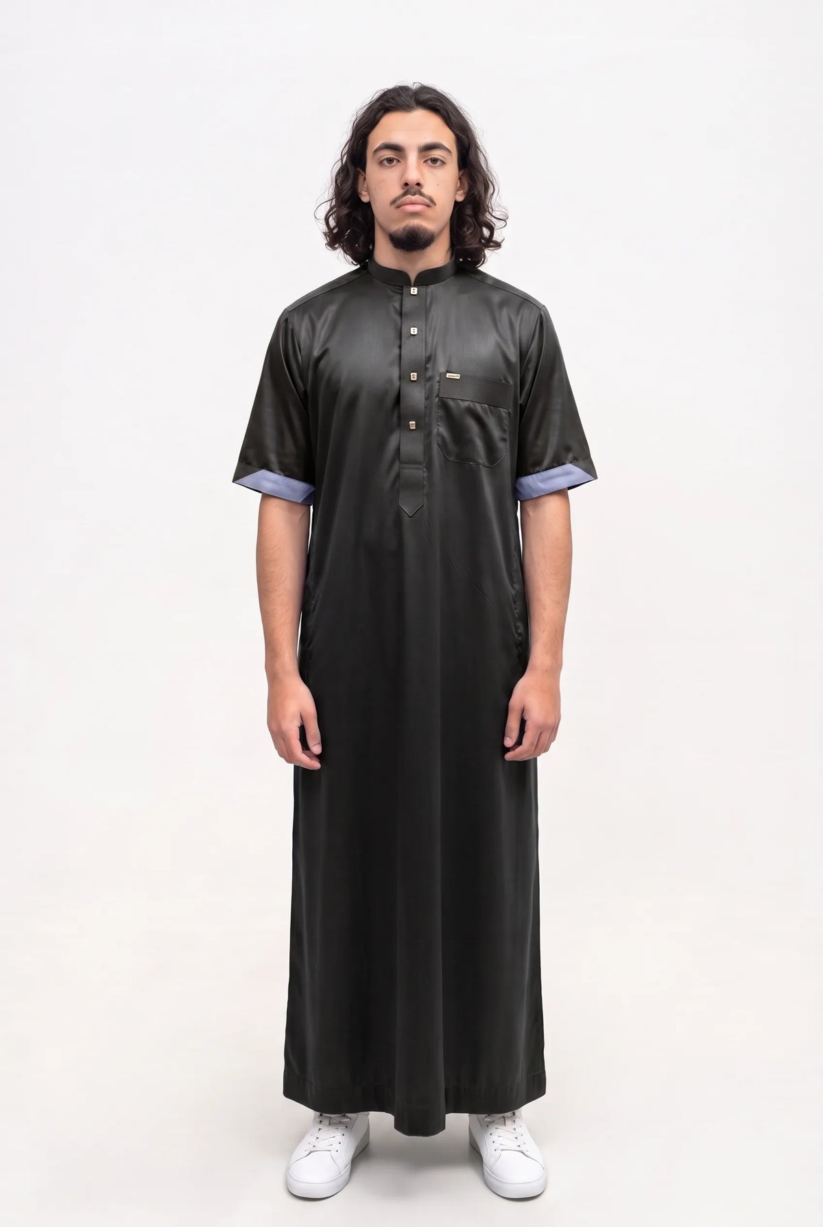 Qamis saoudien satiné Musa noir porté, col mao et manches courtes, sur fond blanc