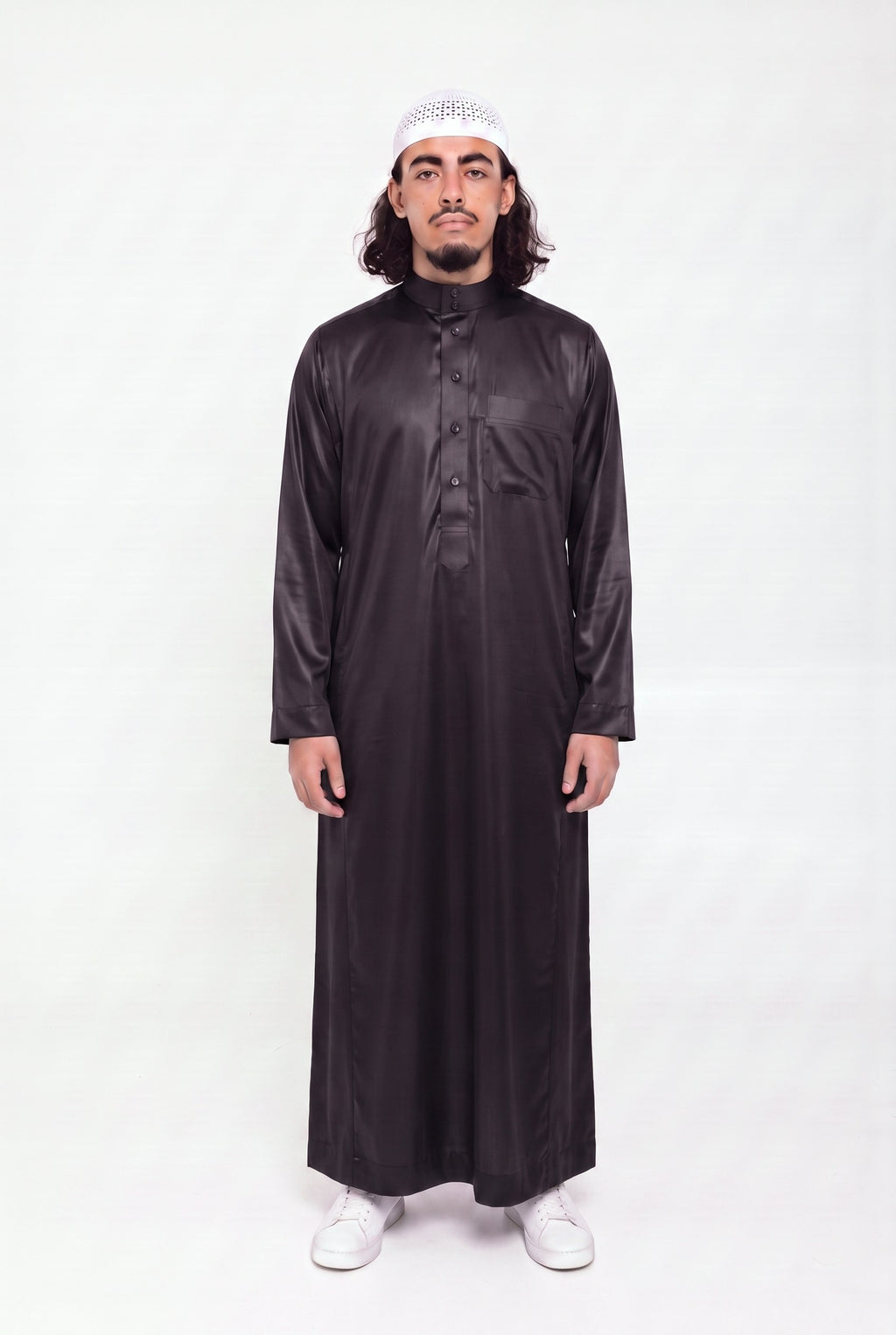 Qamis saoudien satiné Omar noir porté, col mao et poche poitrine, sur fond blanc