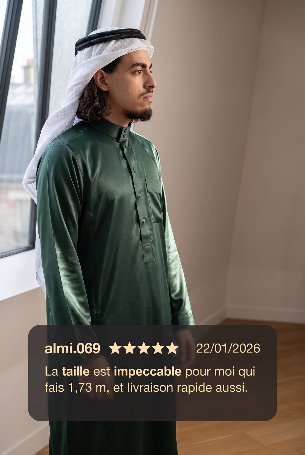 Qamis saoudien satiné Omar vert porté avec un keffieh, et avis client cinq étoiles