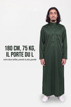 Repère de taille du qamis Omar vert, mannequin de 180 cm et 75 kg en taille L