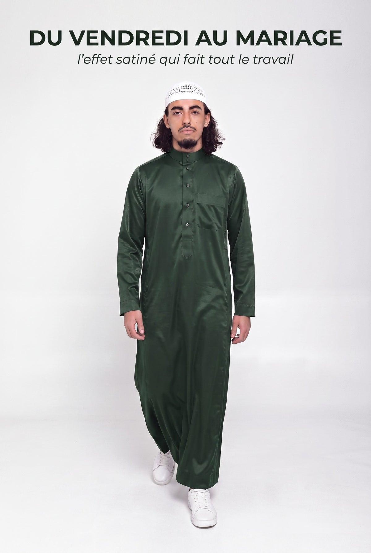 Homme en marche portant le qamis saoudien satiné Omar vert sapin, du vendredi au mariage