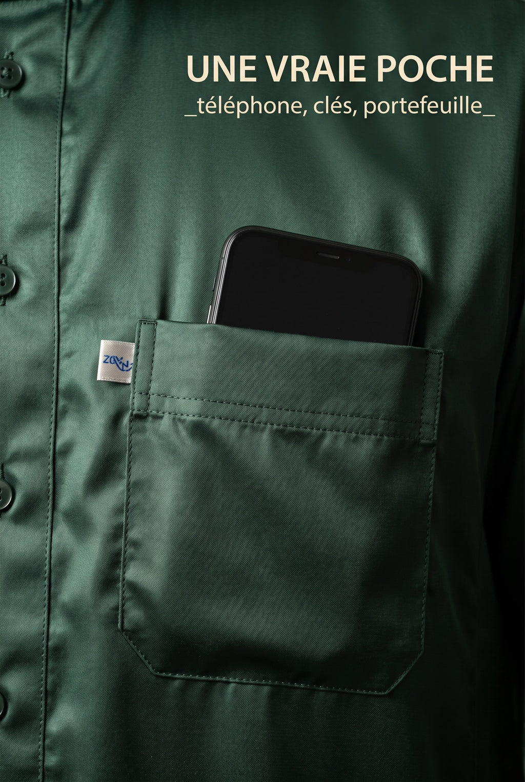 Poche poitrine plaquée du qamis Omar vert avec un téléphone glissé dedans