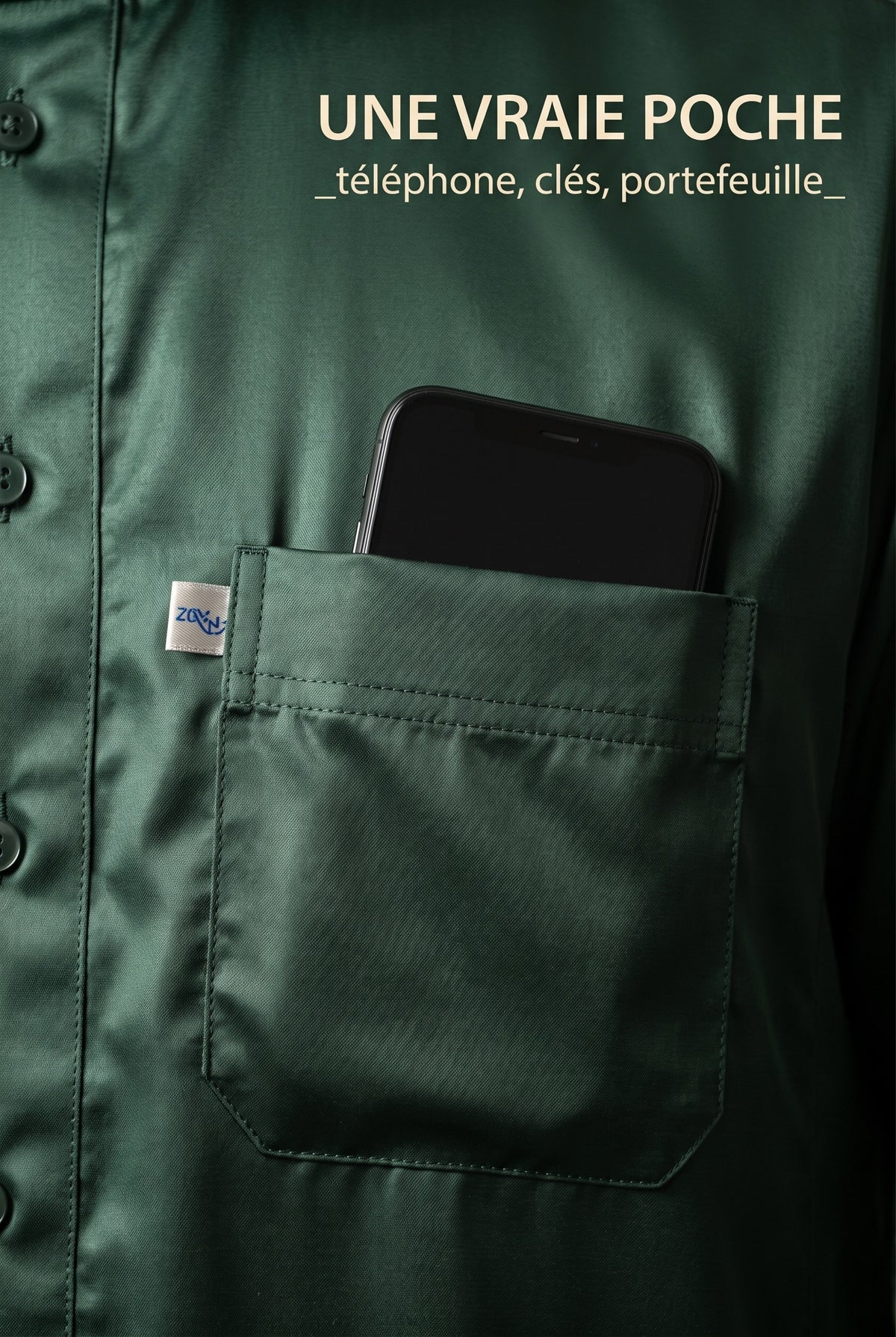 Poche poitrine plaquée du qamis Omar vert avec un téléphone glissé dedans