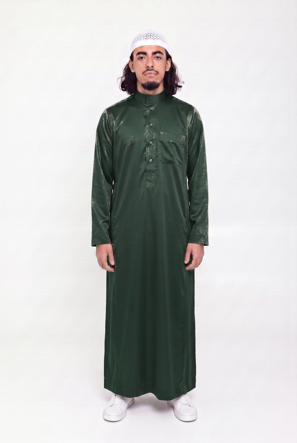 Qamis saoudien satiné Omar vert sapin porté, col mao et poche poitrine, sur fond blanc