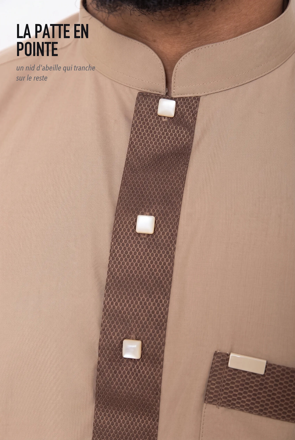 Patte de boutonnage en pointe, brun contrasté, du qamis Saleh taupe