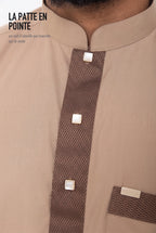 Patte de boutonnage en pointe, brun contrasté, du qamis Saleh taupe
