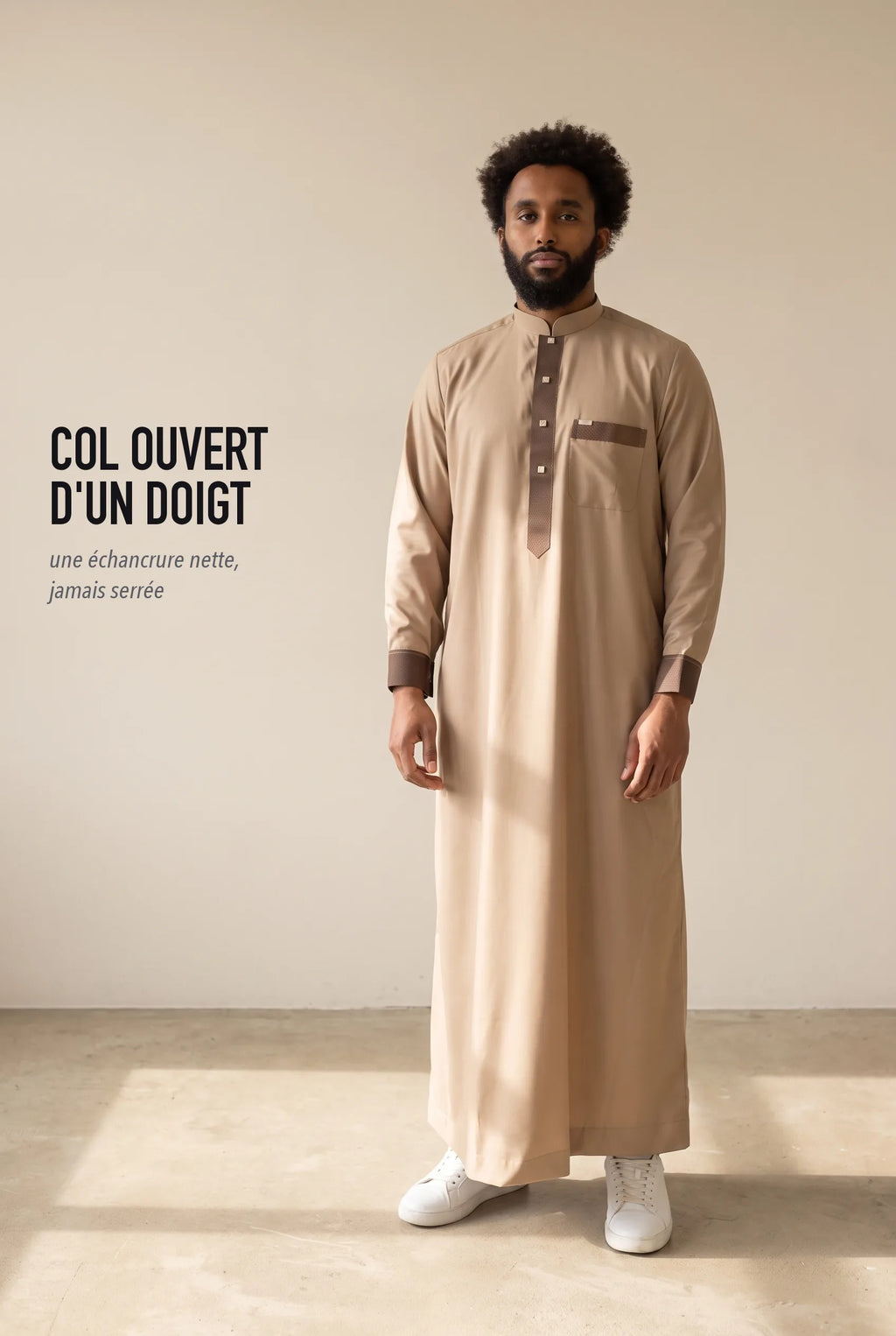 Coupe droite et col mao ouvert du qamis Saleh taupe
