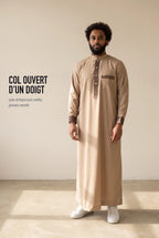 Coupe droite et col mao ouvert du qamis Saleh taupe