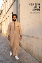 Le qamis Saleh taupe porté en semaine, dans la rue