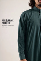 Surface veloutée du qamis Ammar vert, le tissu retient la lumière