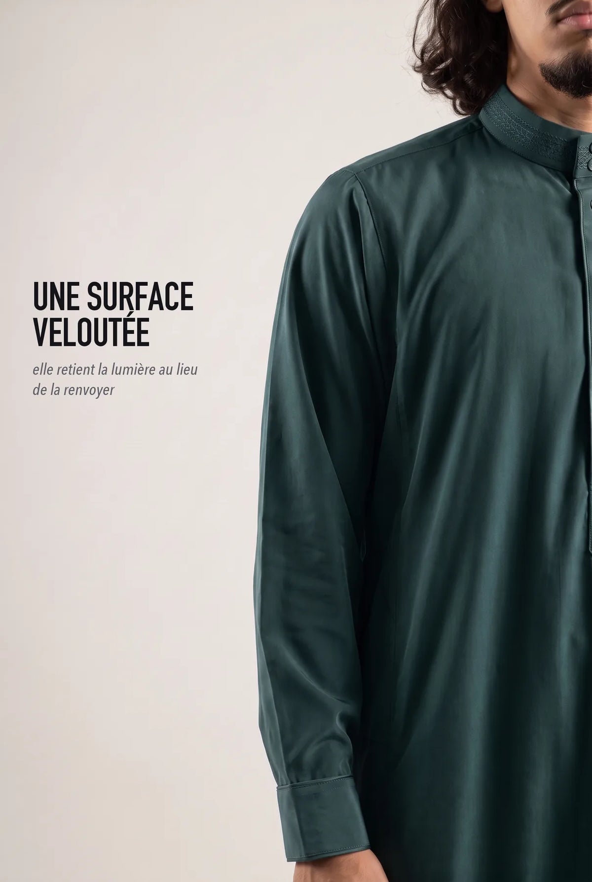 Surface veloutée du qamis Ammar vert, le tissu retient la lumière
