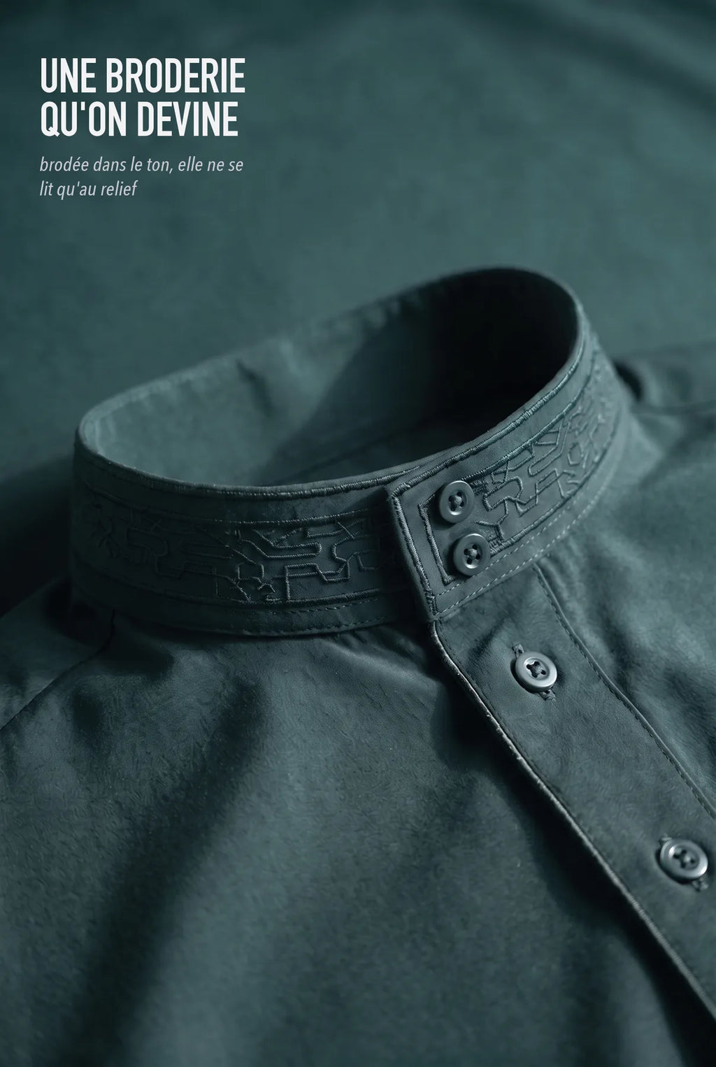 Broderie ton sur ton du col officier du qamis Ammar vert