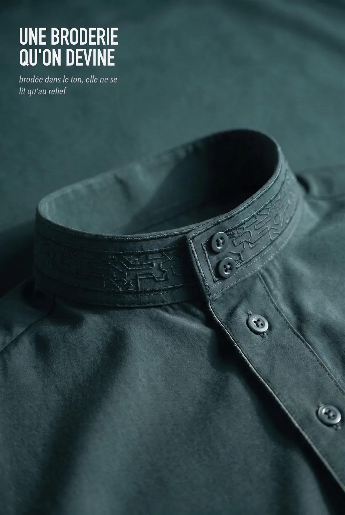 Broderie ton sur ton du col officier du qamis Ammar vert