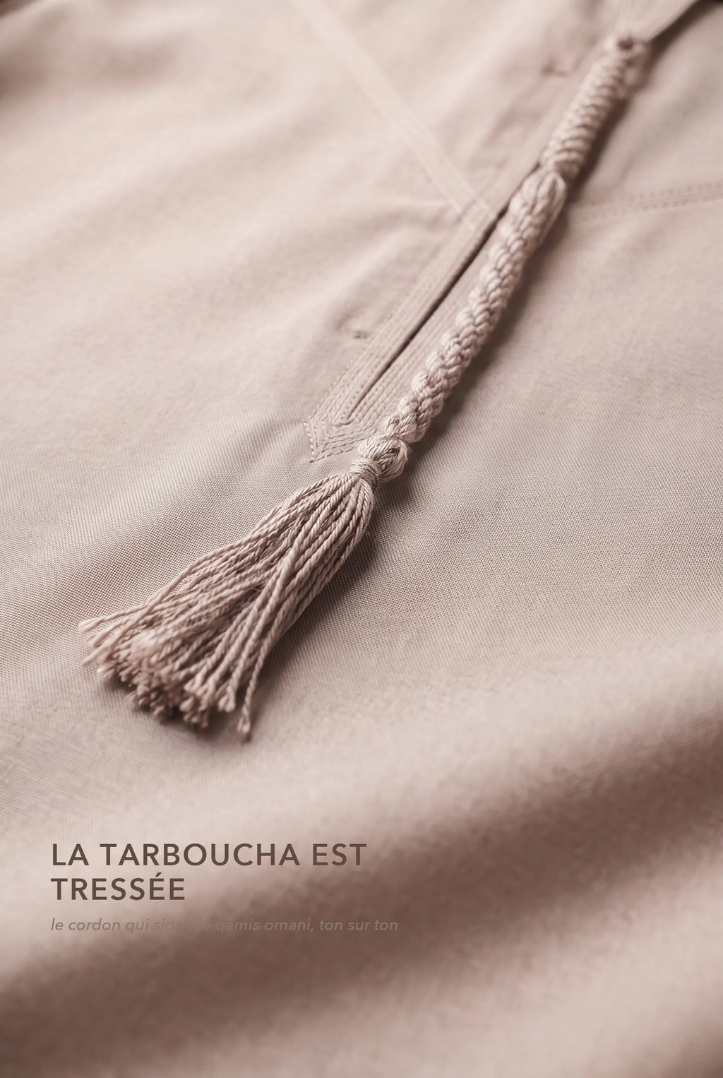 Macro de la tarboucha beige du qamis omani Hamza, cordon tressé ton sur ton