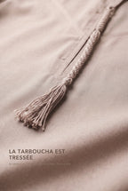 Macro de la tarboucha beige du qamis omani Hamza, cordon tressé ton sur ton
