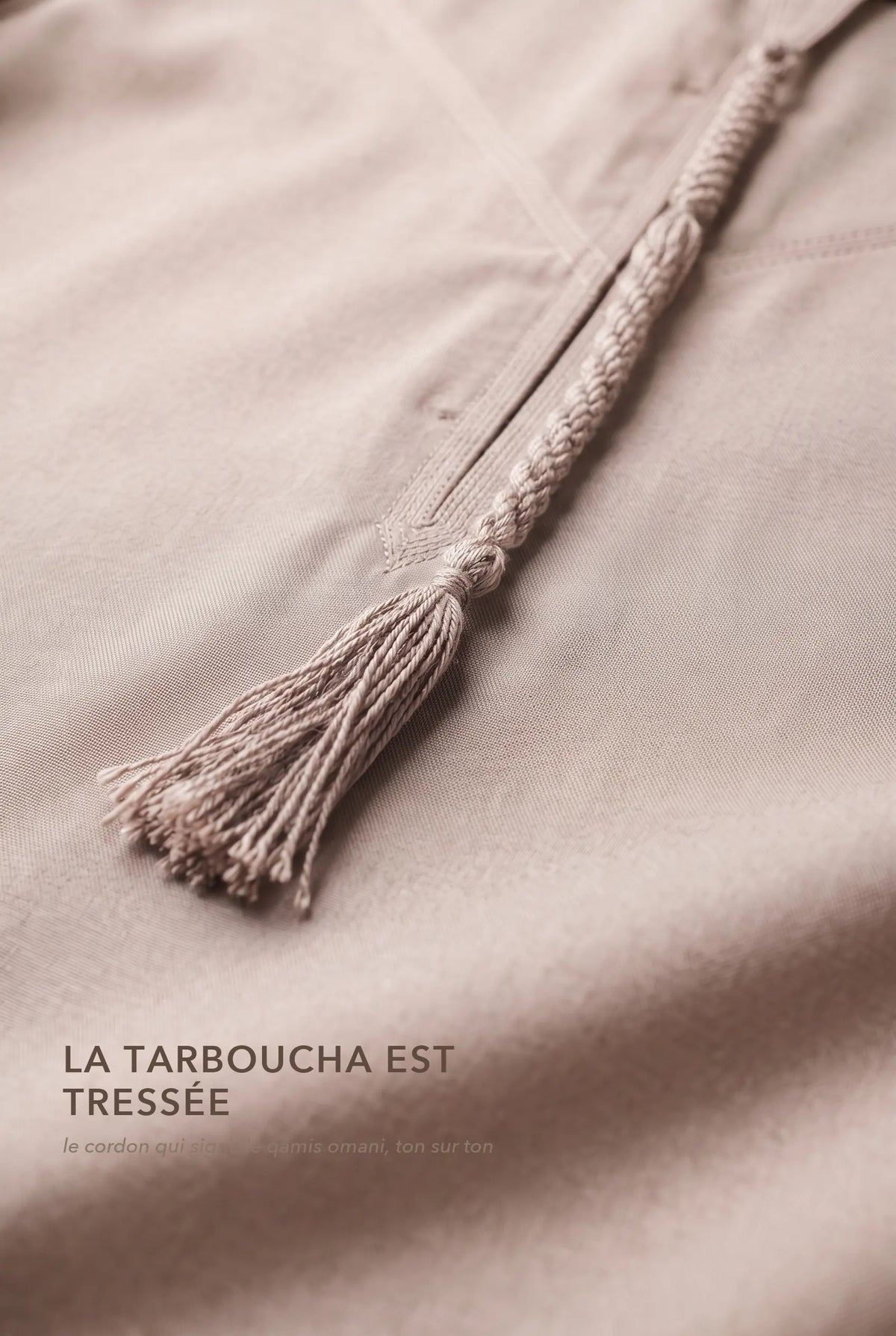 Macro de la tarboucha beige du qamis omani Hamza, cordon tressé ton sur ton