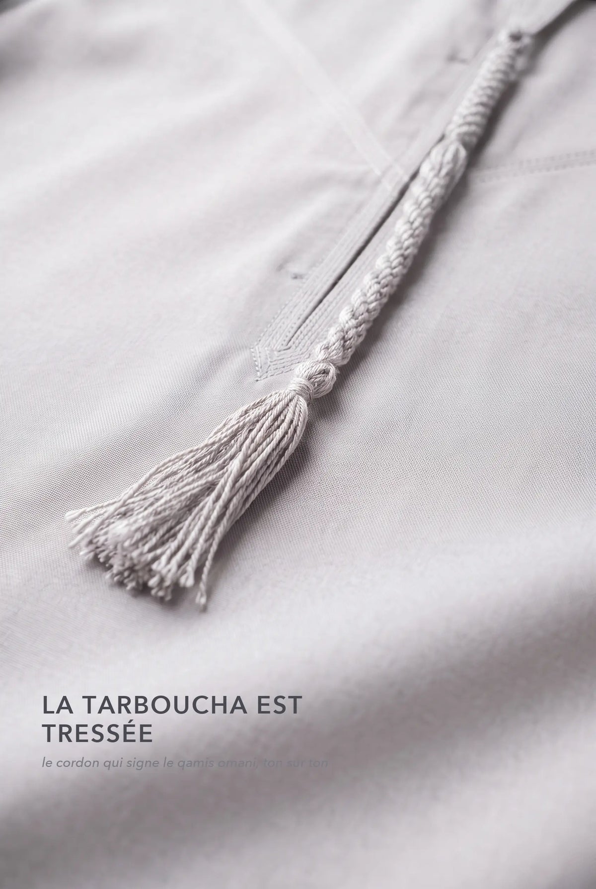 Macro de la tarboucha blanc cassé du qamis omani Hamza, cordon tressé ton sur ton