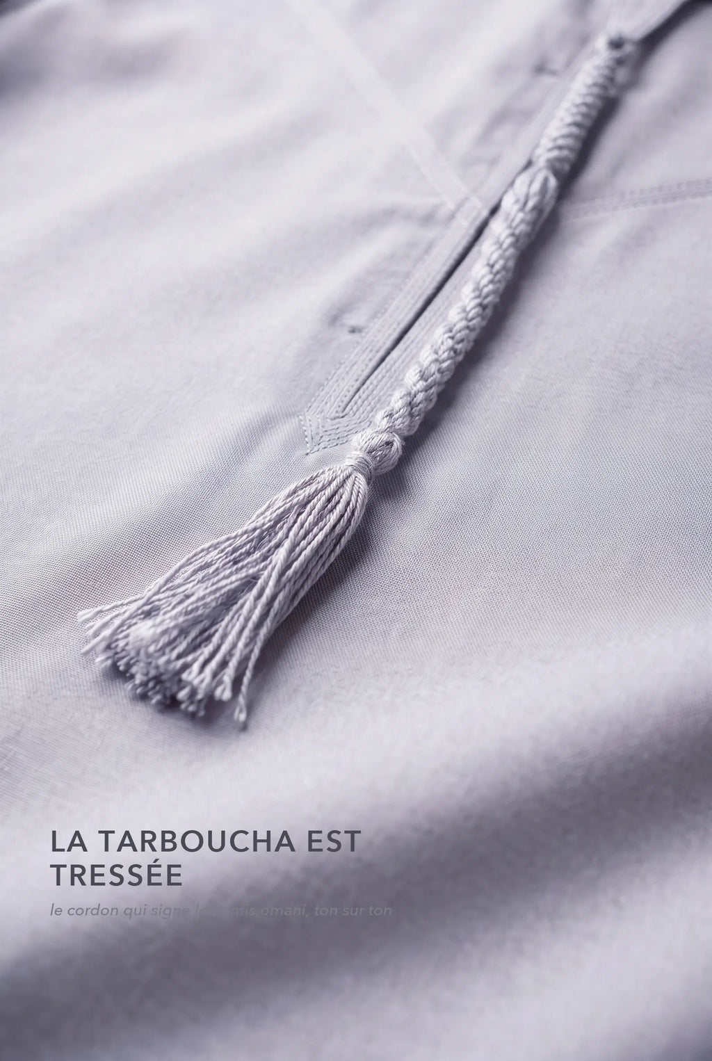 Macro de la tarboucha blanche du qamis omani Hamza, cordon tressé ton sur ton