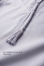 Macro de la tarboucha blanche du qamis omani Hamza, cordon tressé ton sur ton