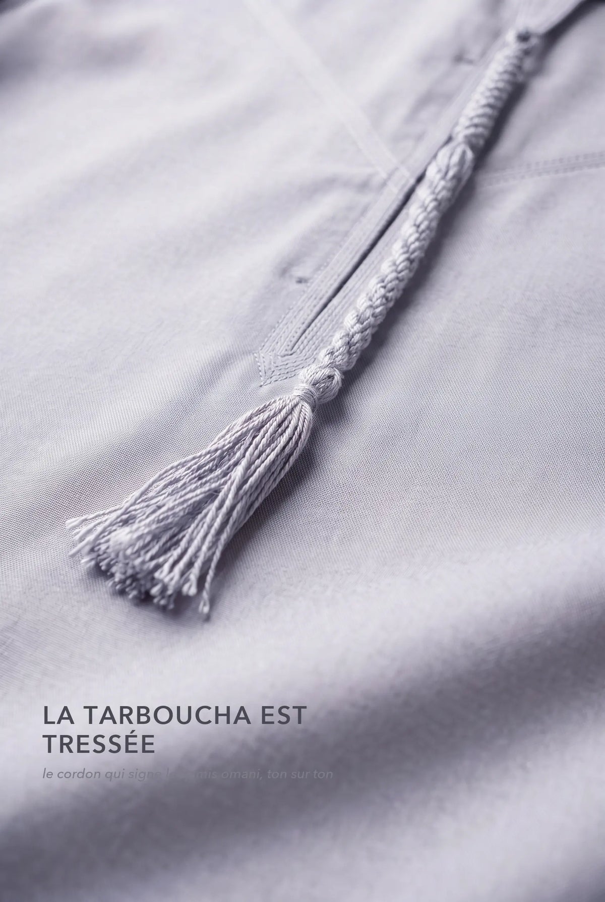 Macro de la tarboucha blanche du qamis omani Hamza, cordon tressé ton sur ton