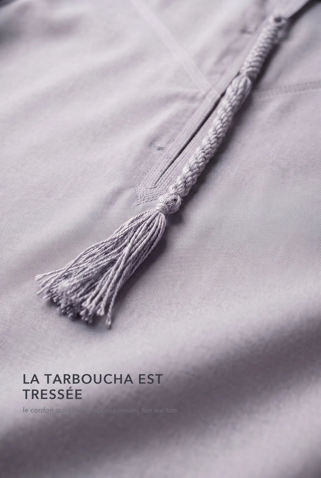 Macro de la tarboucha grise du qamis omani Hamza, cordon tressé ton sur ton