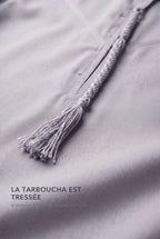 Macro de la tarboucha grise du qamis omani Hamza, cordon tressé ton sur ton